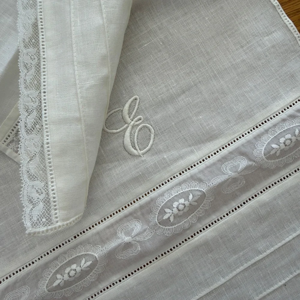 SET OF 2 VINTAGE HAND TOWELS